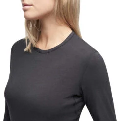 Le Bent Midweight Base Layer Crew - Women's 13 Le Bent Midweight Base Layer Crew - Women's -Campman Sales Store BT2023 On Body Shoulder 4 89611.1605829030