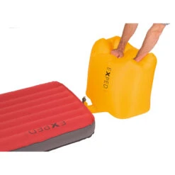 Exped Schnozzel Pumpbag UL 7 Exped Schnozzel Pumpbag UL -Campman Sales Store Schnozzel Pumpbag UL L corn yellow in use 7640171993140 47907.1611861790